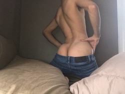 bubblebottoms2:  Holy crap, my friend has one amazing Bubble butt! One of the hottest submissions yet, please go visit my friends page now! SNAP: jvronmichael  GRAM: _jvron 😍😘😈🍑💦