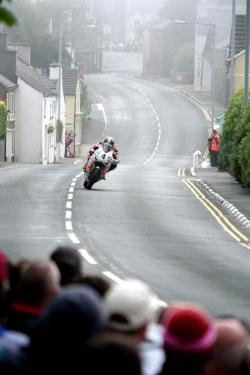 itsawheelthing:  crosstown traffic …Ian Hutchinson, Padgett’s Honda CBR1000RR, 2010 Isle of Man Superbike TT