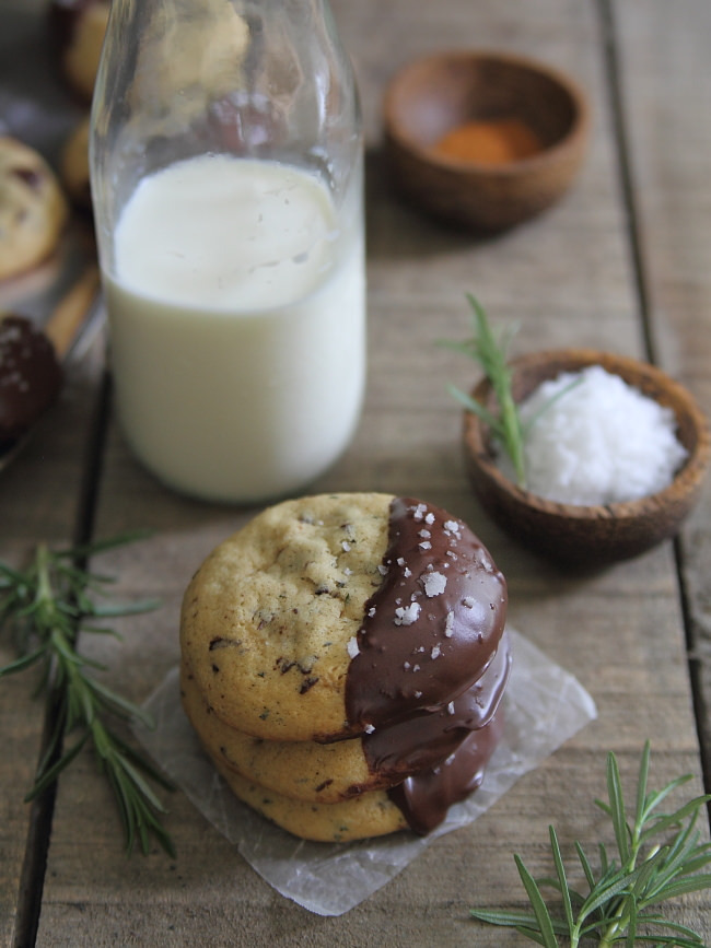 foodffs:  SPICY ROSEMARY CHOCOLATE CHIP COOKIES Really nice recipes. Every hour.