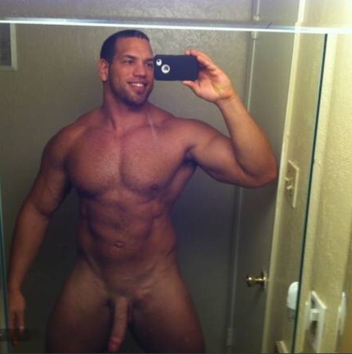 exclusivekiks:  Hot bodybuilder 💋  http://exclusivekiks.tumblr.com/