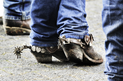 luvcowboyass: txcwbybooted:DOUBLE SWEET Spurs/Boots!!! Damn I want to lick those boots…