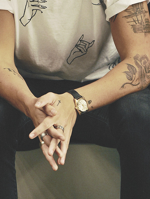 letliveintheend:  band/tattoo blog †   Ugh he has the hand tatt I want !!!