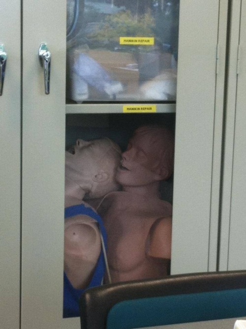 thatfunnyblog:  get a room  