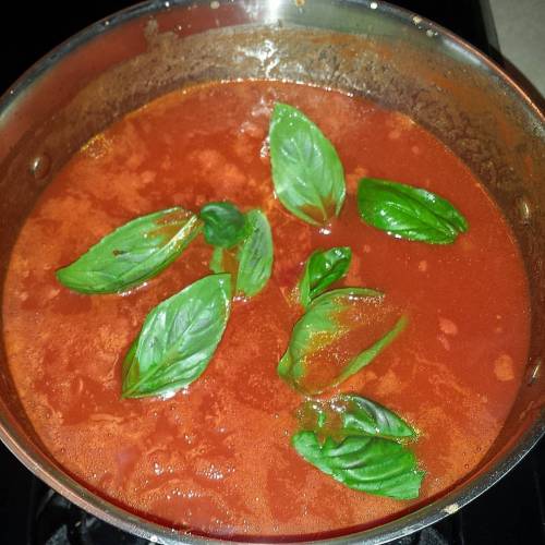 Making #sundaydinner! #homegrown #organic #basil #gardentotable, #smellsamazing!! #gravy #redgravy #