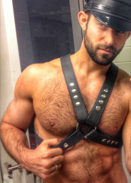 Does anyone here like leather gear? Because damnnn ✖️✖️ He’s a Tom of Finland kinda guy 