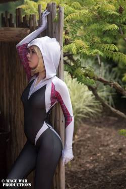   Spider Gwen cosplay shot at ColossalCon