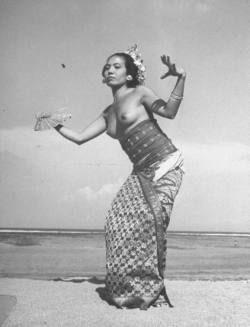 arjuna-vallabha:  Balinese dancer, photo