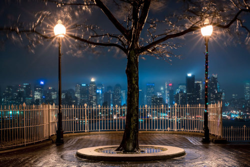 archatlas:  Rainy Nights in NYC The city that never sleeps also does not stop because of a little rain and its captured in all its vibrancy by Bernhard Hartmann. 