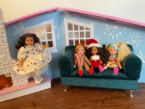 Before Christmas ends today, I wanted to share these bonus pictures I took of my mini Ruthie doll an