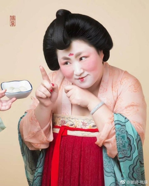 dressesofchina: A Tang Dynasty woman loves her Tangyuan Happy Lantern Festival!