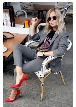 prettypicsdelightfultips: workingninetofab: Working Nine to Fab: Amazing blog with chic, classic, preppy outfits and fashion ideas to wear to work/the office!  http://www.prettypicsdelightfultips.tumblr.com 