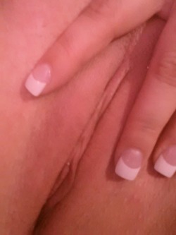 namastay89:  My Daddy spoils his girl… Knows her pussy looks pretty with a fresh manicure