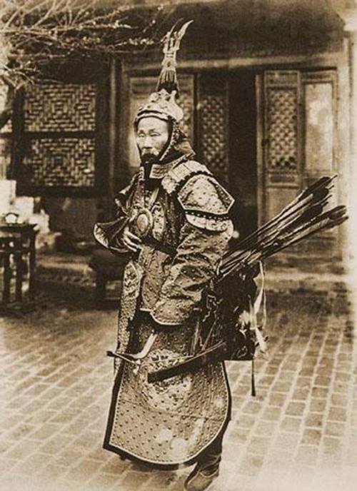 A tough illiterate Manchu, Su Yuanchun was one of the last great warrior Manchus. He gained merit in