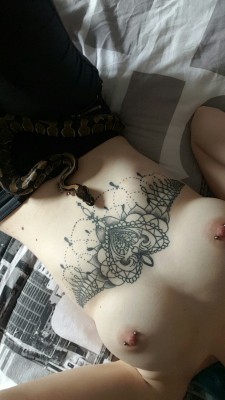 nipple&ndash;piercings:  Nipples and snakes.  My fav things ever!🐉