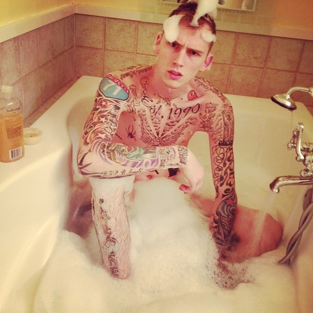 lovemachinegunkelly:  lovemachinegunkelly:  OH MY GAWD KELLS CAN I JOIN U ?! &lt;33