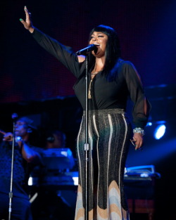 soph-okonedo:  Jill Scott performs at the