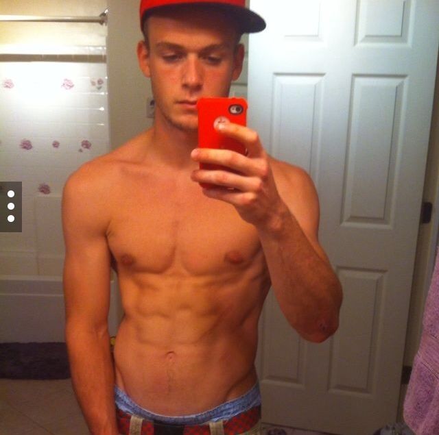 fraternityrow:  today’s featured tumblr | mens-varsity