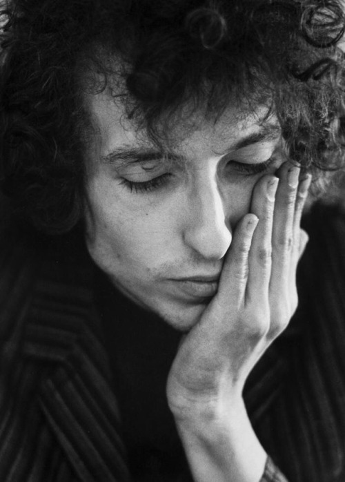 zzzze:Barry FeinsteinBob Dylan, Hands, Edinborough, Scotland, 1966 -“Contemplation” Dublin, Ireland,