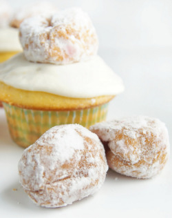 cake-stuff:  Jelly Doughnut Cupcakes sourceMore