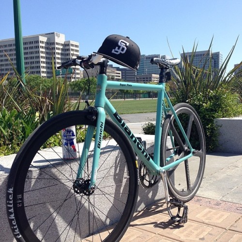 u-neekdesu:  Too nice a day to spend it indoors #sanjose #bikelife