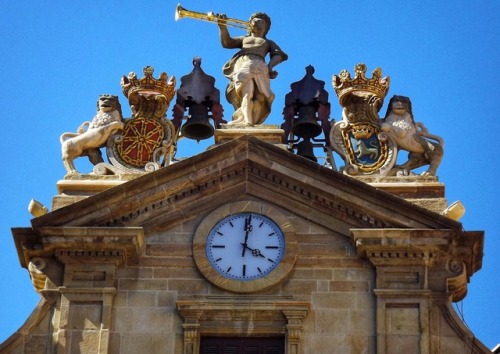 Reloj y estatuas encima del edificio del ayuntamiento - Erloju eta estatua, udaletxeko eraikinean, I