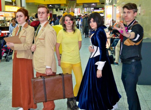 tainted-red: ask-stupidmrparkwithmpd: (Found this photo from Comic-Con as well. The Luteces are th