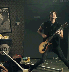 ghost-onthealtar:  Alex Gaskarth doing “the leg thing” 