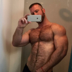 hairy-chests:  hunk selfie