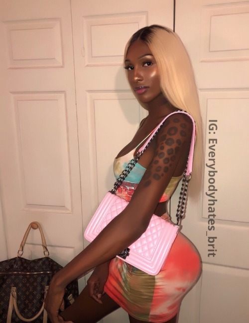 yesdeepstrawberrybouquetblog: therealbrittney19: I’m The Transgender Nicki Minaj Lol  You are fuckin