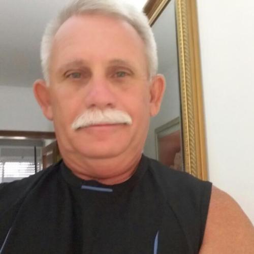 madurosarg:  jimy21:  ericmurilo:  Deliciosamente delicioso.  Estas hermoso daddy😘😘  Quien es? Lo quiero invitar a mi casa! 😍