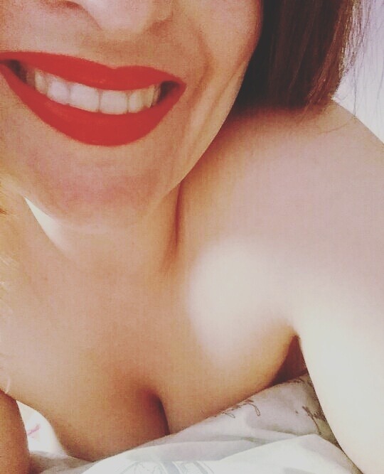 brujitalove:  Sonríeme…   Vamos, hazlo. ..¿ qué esperas?… Quiero que me sonrías