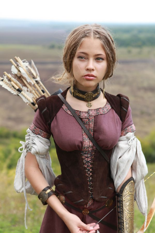 fucking-sexy-cosplay:  Medieval archer (source)