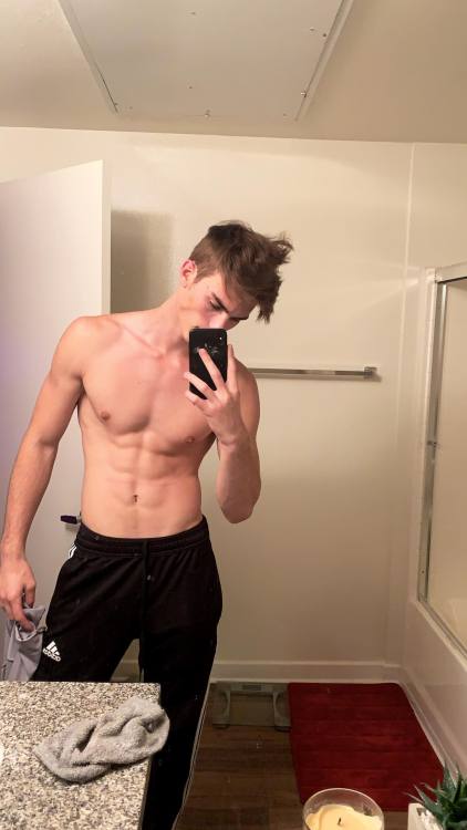 thehottestmenaround: Zach Coxwww.instagram.com/zachhcox/