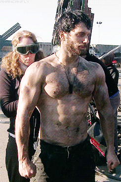amancanfly:  Henry Cavill behind the scenes of Zack Snyder’s Man of Steel. 