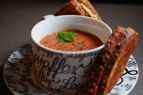 cutesyfood:  Grilled Cheese & Tomato Soup (by Wattyz)