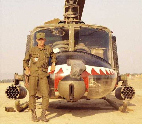 enrique262:Vietnam War, Bell UH-1C Huey gunship helicopter. Guerra de Vietnam, Helicóptero artillado