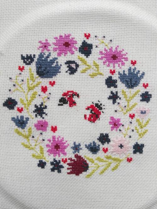 somediyprojects:Daisy Wreath and Ladybugs stitched by laakmus. Daisy Wreath by DMC. Ladybugs from th