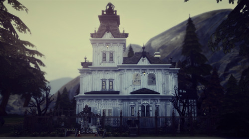 Cozy White Victorian, a.k.a. definitely not a hunted houseHouse for sale.Evergreen garden, no-one 