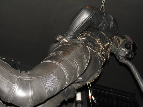 whipman-andy:  Wanna go for a flight, leatherbondageslave? Her we go…the electro on your dick will make you wiggle nicely in the suspension :-) 