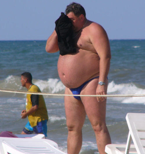 speedozone:  mankinisandthongs:Yum.  Bigger than life!