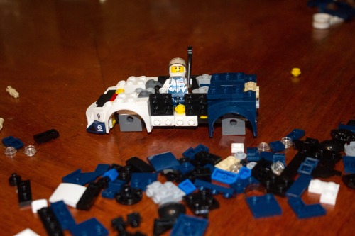 en esta cuarentena me puse a armar este Lego, es un Ford Fiesta WRC del equipo de Rally M-SportFue u