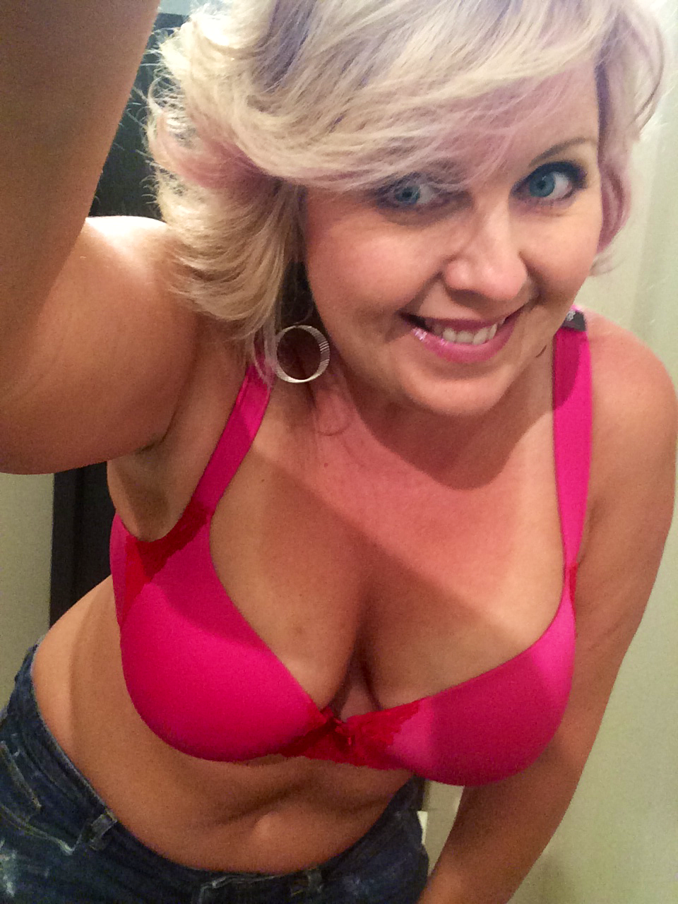 rockthemcurves:Another dressing room pic. Trying on bras… Guys if you only knew