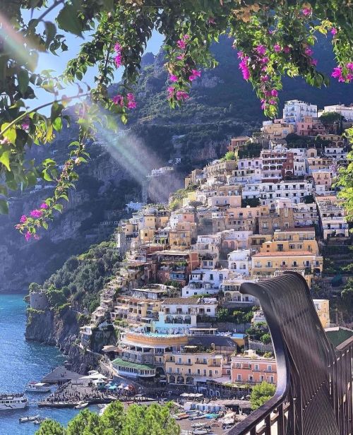 igitalia:#Italia #positano  Incastrata a regola d’arte tra i ripidi strapiombi della Costiera Amalfi