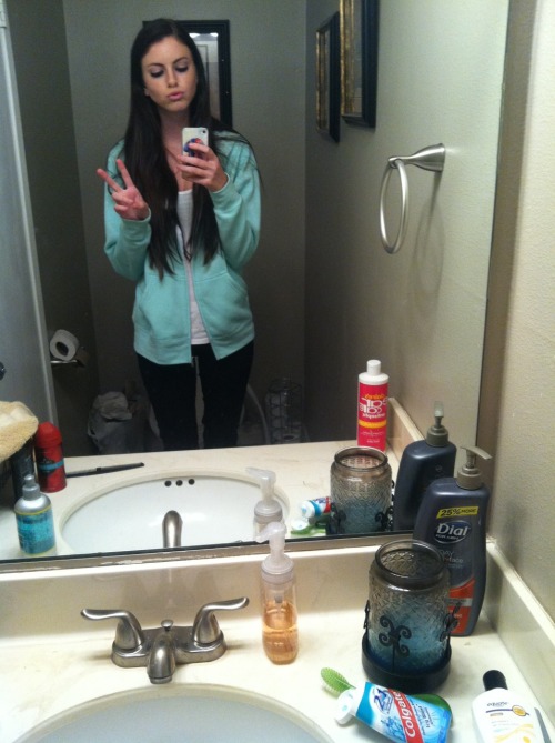 h0llo:  i didn’t even go to the bathroom I just came in here to take pics of myself
