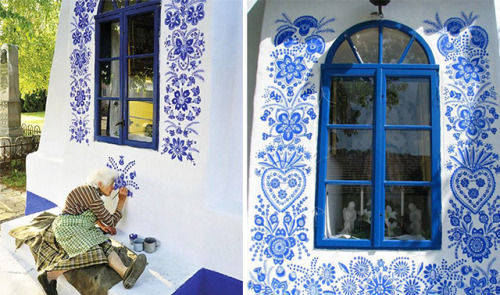 magicbunni: lesstalkmoreillustration:    Anežka (Agnes) Kašpárková   (via 90-Year-Old Czech Grandma Turns Small Village Into Her Art Gallery By Hand-Painting Flowers On Its Houses | Bored Panda)   A master at work. Wow! 8D 
