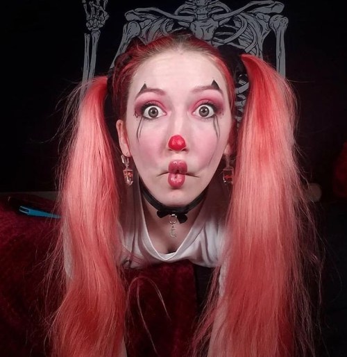 clown: @clown.lucy # #clown #clowngirl #clownbabe #prettyclown #pinkhair #clownlife #clownlove #coul