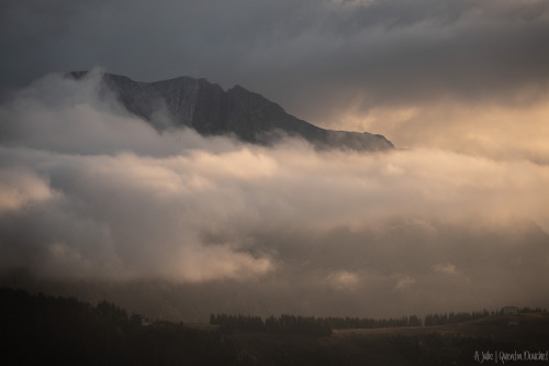Montagne et nuages.(Haute-Savoie - Octobre 2021).A Julie…© Quentin Douchet.