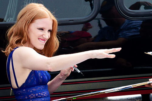 jchast:Jessica Chastain being the adorable ray of sunshine that she is and signing autographs at the