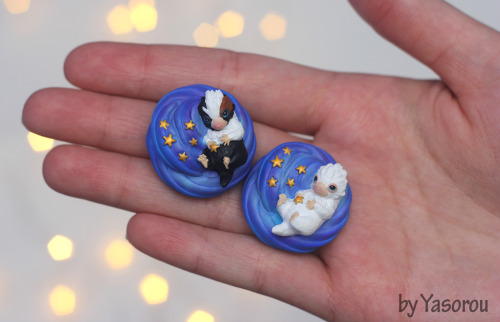 Tiny brooches with baby nifflers stealing stars from cupcakes C: