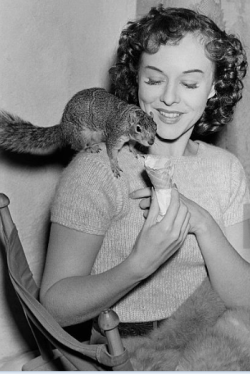 poison-in-our-minds:  Paulette Goddard feeding